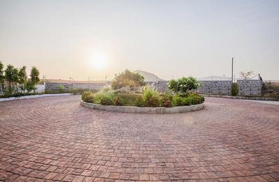 86 Banyan Tree Paved Compound 3
