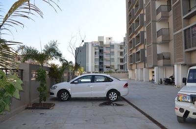 Dev Aurum Car Parking 1