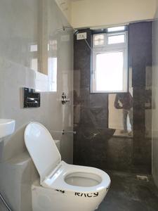 Common Bathroom Image of 700 Sq.ft 2 BHK Apartment / Flat for sale in Santacruz East Mumbai for Rs. 22500000