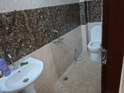 Bathroom Image of 480 Sq.ft 1 BHK Apartment / Flat for rent in Chhattarpur New Delhi for Rs. 17000