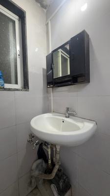 Bathroom Image of 600 Sq.ft 1 BHK Builder Floor for rent in Gokhalenagar Pune for Rs. 18000
