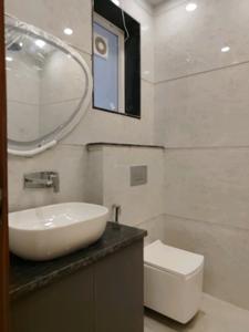 Common Bathroom One Image of 3600 Sq.ft 4 BHK Builder Floor for sale in DLF Phase 2, DLF Phase 1 Gurgaon for Rs. 70000000
