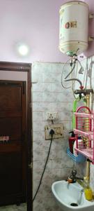 Bathroom Image of 1000 Sq.ft 2 BHK Builder Floor for rent in Laxmi Nagar New Delhi for Rs. 22000