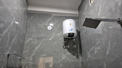 Bathroom Image of 500 Sq.ft 1 BHK Builder Floor for rent in Mahalakshmi Nagar Indore for Rs. 24000