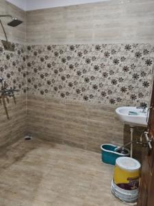 Bathroom Image of 1500 Sq.ft 2 BHK Builder Floor for rent in Jankipuram Extension Lucknow for Rs. 10000