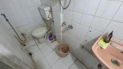 Bathroom Image of 320 Sq.ft 1 RK Studio for rent in Kothrud Pune for Rs. 11000