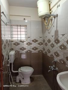 Bathroom Image of 400 Sq.ft 1 BHK Apartment / Flat for rent in Kartik Nagar Bengaluru for Rs. 15000