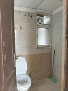 Common Bathroom Image of 950 Sq.ft 3 BHK Apartment / Flat for rent in Gardenia Glory, Sector 46 Noida for Rs. 28000