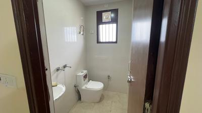 Bathroom Image of 900 Sq.ft 1 BHK Independent House for rent in Trilokpuri New Delhi for Rs. 16500