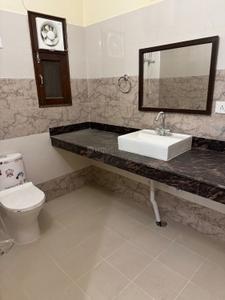 Bathroom Image of 2500 Sq.ft 4 BHK Builder Floor for rent in Maharani Bagh New Delhi for Rs. 185000