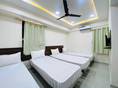 Bedroom Image of Yuvis boys pg in Satellite, Ahmedabad
