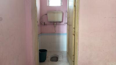 Bathroom Image of 225 Sq.ft 1 RK Apartment / Flat for sale in Malad West Mumbai for Rs. 4600000
