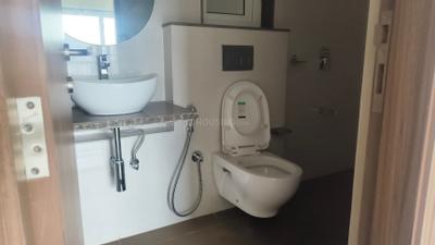 Bathroom Image of 786 Sq.ft 2 BHK Apartment / Flat for sale in Shapoorji Pallonji BKC 28, Bandra East Mumbai for Rs. 25200000