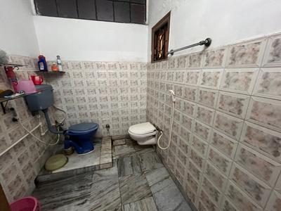 Bathroom Image of 1800 Sq.ft 3 BHK Independent House for sale in Tollygunge Kolkata for Rs. 9000000