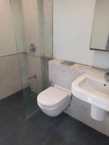 Common Bathroom Image of 2310 Sq.ft 4 BHK Apartment / Flat for sale in Maker Tower, Cuffe Parade Mumbai for Rs. 220000000