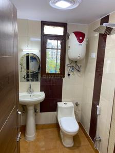Bathroom Image of 1850 Sq.ft 3.5 BHK Apartment / Flat for rent in Swagatam Apartments, Sector 62 Noida for Rs. 31500