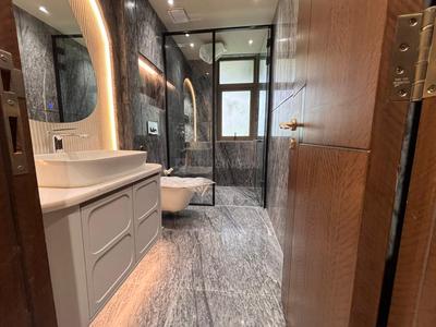 Bathroom Image of 2700 Sq.ft 4 BHK Builder Floor for sale in DLF Phase 2 Gurgaon for Rs. 50000000