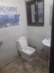 Bathroom Image of 450 Sq.ft 1 BHK Builder Floor for rent in Preet Vihar New Delhi for Rs. 12000