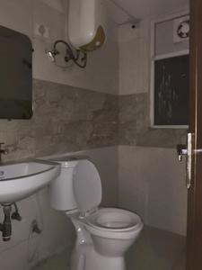 Common Bathroom Image of 945 Sq.ft 2.5 BHK Apartment / Flat for sale in NBCC Golf Homes, Noida Extension Greater Noida for Rs. 7000000