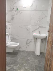 Common Bathroom Image of 900 Sq.ft 2 BHK Apartment / Flat for rent in Rajpur Khurd Village New Delhi for Rs. 23000