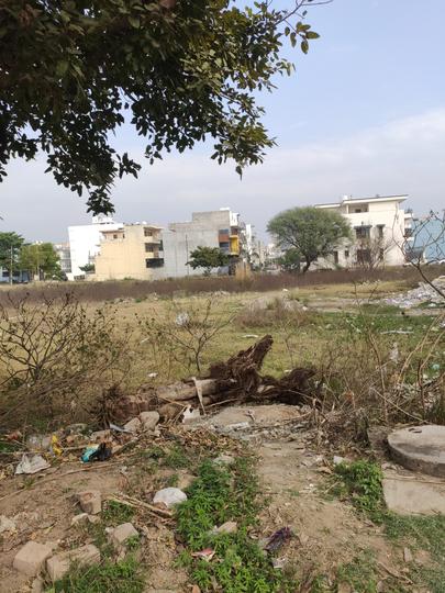 1 KANAL PLOT ON B ROAD Main Image 1