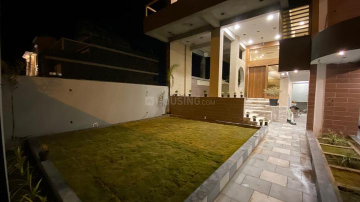 Aarone County Walk - Villa York Main Image 1