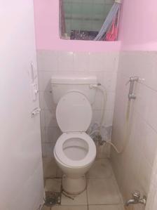 Common Bathroom One Image of 525 Sq.ft 1 BHK Apartment / Flat for sale in Lokhandwala Alica Nagar, Kandivali East Mumbai for Rs. 12000000