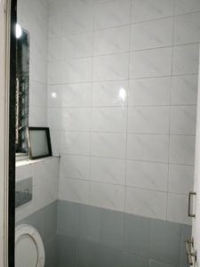 Common Bathroom One Image of 600 Sq.ft 1 BHK Apartment / Flat for rent in Bharat Vihar New Delhi for Rs. 21000