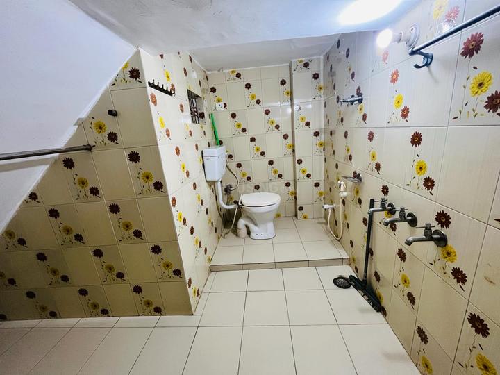 Bathroom Image of 800 Sq.ft 2 BHK Builder Floor for rent in Krishna Nagar Lucknow for Rs. 7000