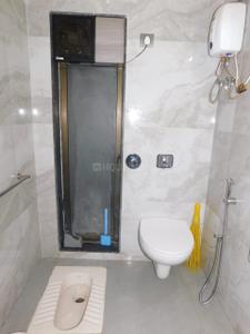 Bathroom Image of 800 Sq.ft 2 BHK Apartment / Flat for sale in Paras EL Signora, Andheri West Mumbai for Rs. 17000000