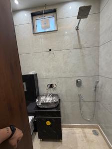 Bathroom Image of 900 Sq.ft 2 BHK Independent House for rent in Rajouri Garden New Delhi for Rs. 35000