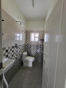 Bathroom Image of 1400 Sq.ft 1 BHK Independent House for rent in Hallehalli Bengaluru for Rs. 15000