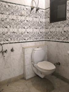 Common Bathroom Image of 900 Sq.ft 3 BHK Builder Floor for rent in Paschim Vihar New Delhi for Rs. 36000