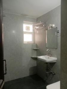 Common Bathroom One Image of 2100 Sq.ft 3 BHK Apartment / Flat for sale in Vasant Kunj New Delhi for Rs. 67500000