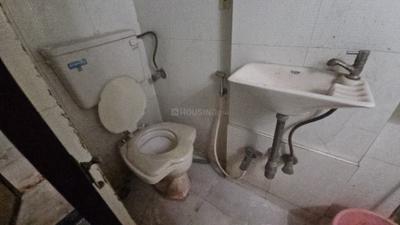 Bathroom Image of 300 Sq.ft 1 RK Apartment / Flat for rent in Ghatkopar East Mumbai for Rs. 25000