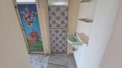 Bathroom Image of 555 Sq.ft 1 BHK Apartment / Flat for rent in Kandivali West Mumbai for Rs. 30000