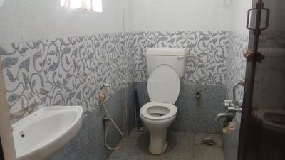 Bathroom Image of 600 Sq.ft 1 BHK Builder Floor for rent in Banaswadi Bengaluru for Rs. 16000