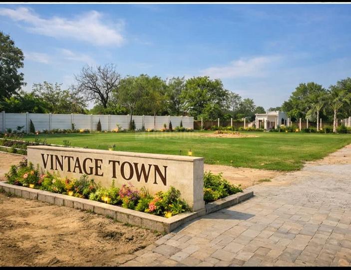 100 Acars Vintage Town Main Image 1