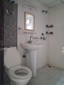 Common Bathroom Image of 1239 Sq.ft 2 BHK Apartment / Flat for sale in Paramount Floraville, Kulesara Noida for Rs. 13500000