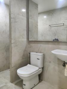 Common Bathroom Image of 1450 Sq.ft 2.5 BHK Apartment / Flat for rent in Hiranandani Cardinal, Hiranandani Estate Thane for Rs. 66000