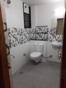 Bathroom Image of 1500 Sq.ft 3 BHK Apartment / Flat for rent in Ganeshpeth Colony Nagpur for Rs. 25000