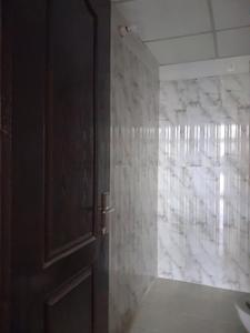 Common Bathroom Image of 1180 Sq.ft 2.5 BHK Apartment / Flat for sale in Amrapali Silicon City, Sector 76 Noida for Rs. 11800000