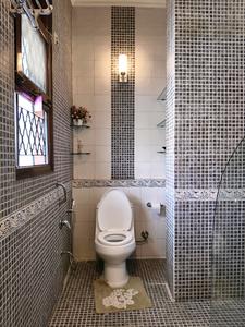 Common Bathroom One Image of 3300 Sq.ft 4 BHK Builder Floor for rent in DLF Phase 3 Gurgaon for Rs. 150000