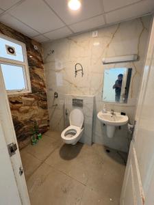 Bathroom Image of 1680 Sq.ft 3 BHK Apartment / Flat for rent in Omaxe The Palace, Gomti Nagar Lucknow for Rs. 33000