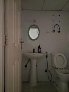 Common Bathroom Image of 930 Sq.ft 2 BHK Apartment / Flat for sale in Supertech Cape Town, Sector 74 Noida for Rs. 8700000