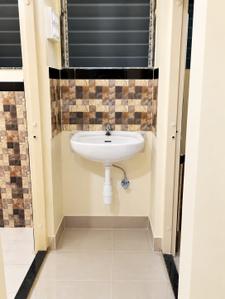 Bathroom Image of 265 Sq.ft 1 BHK Apartment / Flat for rent in Dadar East Mumbai for Rs. 23000