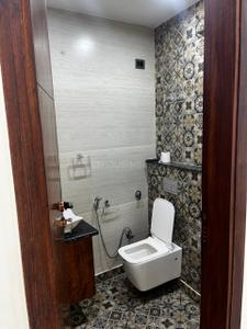 Bathroom Image of 1400 Sq.ft 3 BHK Builder Floor for rent in Mansarover Garden New Delhi for Rs. 50000