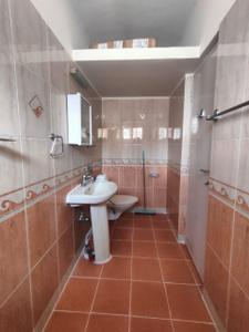 Bathroom Image of 700 Sq.ft 1 BHK Builder Floor for rent in Indira Nagar Bengaluru for Rs. 35000