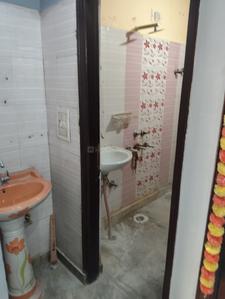 Bathroom Image of 800 Sq.ft 2 BHK Builder Floor for rent in Preet Vihar New Delhi for Rs. 15000