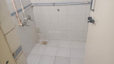 AV Oakwoods Apartment Bathroom One 3